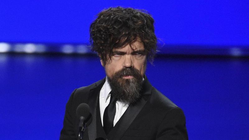 Peter Dinklage hält den Preis in der Kategorie "Bester Nebendarsteller in einer Drama-Serie" bei den 71. Primetime Emmy Awards. Peter Dinklage hält den Preis in der Kategorie "Bester Nebendarsteller in einer Drama-Serie" bei den 71. Primetime Emmy Awards.