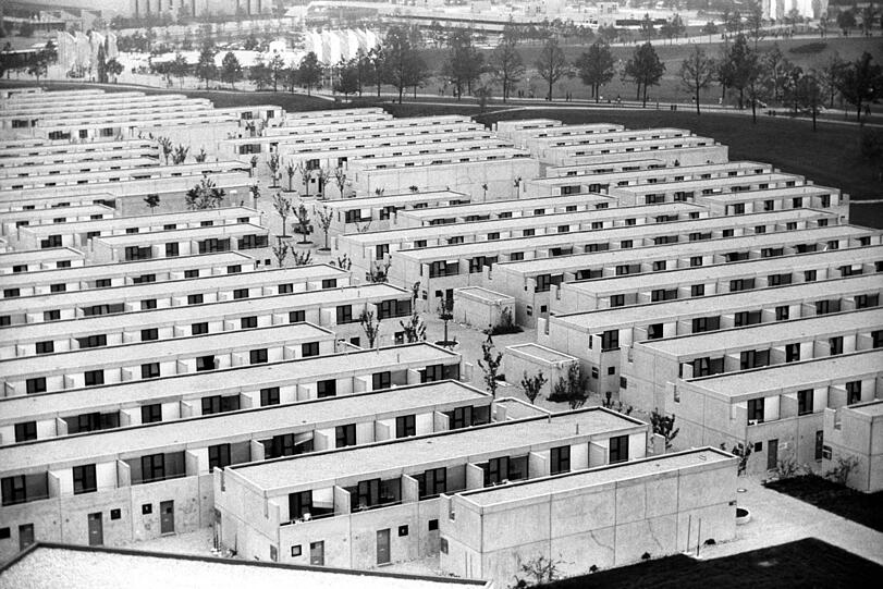 Ganz unbemalt sind die Bungalows bei der Einweihung.