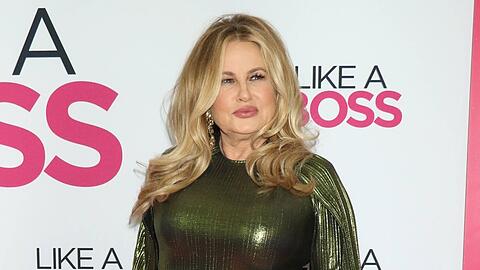 Auch Jennifer Coolidge liegt mal daneben: Der Kajal sitzt nicht richtig.