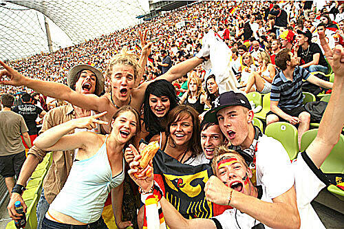 Jubelten mit der deutschen Elf: Daniel, Julia , Andre, Halina, Anika, Andy, Thomas, und Steffen waren aus Dachau ins Stadion gekommen.