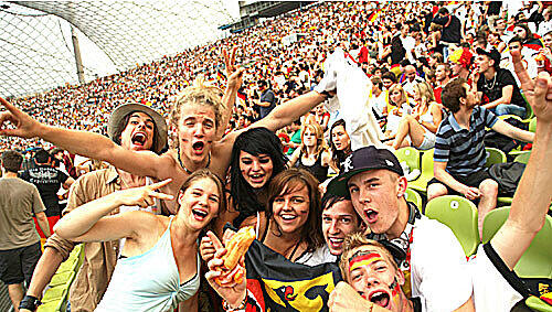 Jubelten mit der deutschen Elf: Daniel, Julia , Andre, Halina, Anika, Andy, Thomas, und Steffen waren aus Dachau ins Stadion gekommen. Jubelten mit der deutschen Elf: Daniel, Julia , Andre, Halina, Anika, Andy, Thomas, und Steffen waren aus Dachau ins Stadion gekommen.
