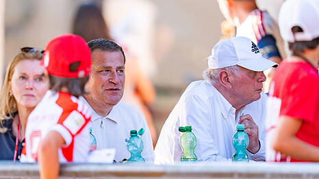 Sprach am Rande des Testspiels des FC Bayern &uuml;ber die Zukunft von Sportvorstand Max Eberl: Ehrenpr&auml;sident Uli Hoene&szlig;.