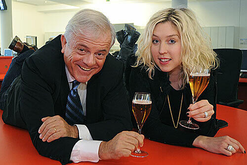 Michael Graeter und Kimberly Hoppe stoßen mit "Kir Royal" an - ehe sie über die Society streiten..