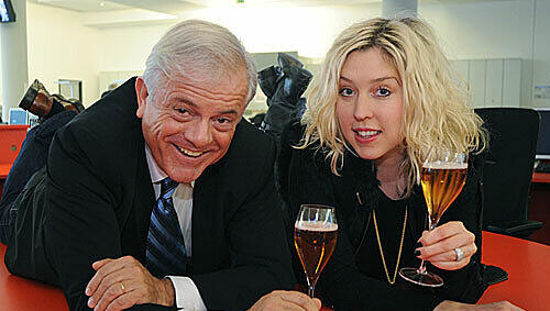Michael Graeter und Kimberly Hoppe stoßen mit "Kir Royal" an - ehe sie über die Society streiten..