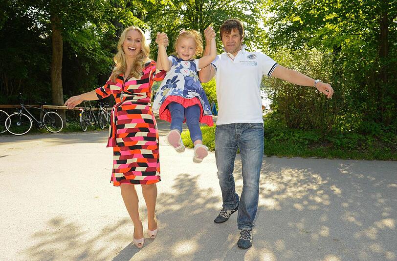Rundum glücklich: Eva Grünbauer (im 4. Monat) mit ihrem Mann Richard George und Tochter Amelie.