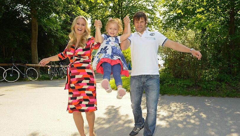 Rundum glücklich: Eva Grünbauer (im 4. Monat) mit ihrem Mann Richard George und Tochter Amelie. Rundum glücklich: Eva Grünbauer (im 4. Monat) mit ihrem Mann Richard George und Tochter Amelie.