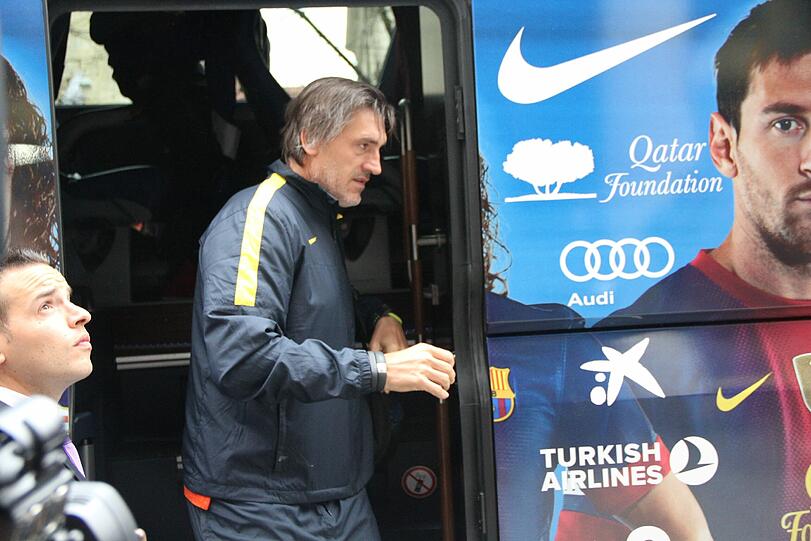 Hier kommt der FC Barcelona in München am Bayerischen Hof an. Die Bilder