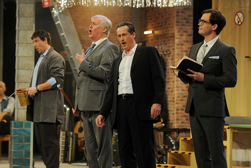 Die Schauspieler Stefan Murr (als Florian Pronold, r-l), Uli Bauer (als Christian Ude), Christoph Zrenner (als Horst Seehofer) (l-r) und Stephan Zinner (als Markus Söder) beim Singspiel.