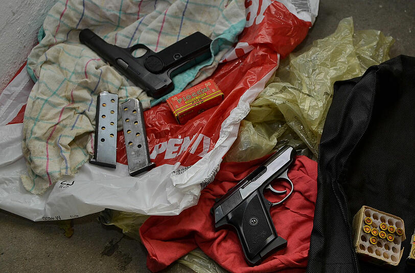 Mit einem Großeinsatz ist der Bundespolizei ein Schlag gegen die Schleuser-Kriminalität in Schleswig-Holstein gelungen. Zwei Wohnungen in Kiel und eine Wohnung in Eckernförde seien am Mittwoch durchsucht, ein Syrer verhaftet sowie zwei Pistolen, Munition und Bargeld sichergestellt worden, teilte die Bundespolizeidirektion Bad Bramstedt mit.