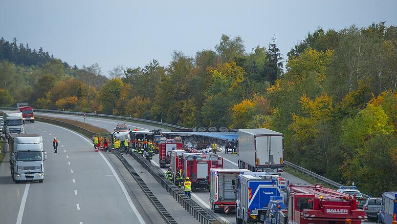 Der umgekippte Lkw. Der umgekippte Lkw.