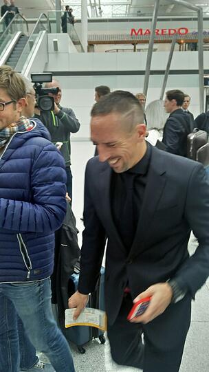 Die Bilder vom Abflug des FC Bayern am Dienstagvormittag.