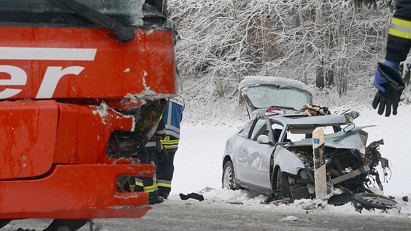Die Autofahrerin wurde schwer verletzt, die Schulkinder kamen hingegen mit dem Schrecken davon. Die Bilder vom Unfallort.