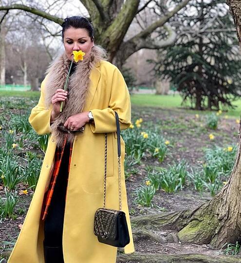 "Möge der Frühling Frieden bringen", schreibt Anna Netrebko zu diesem Foto.