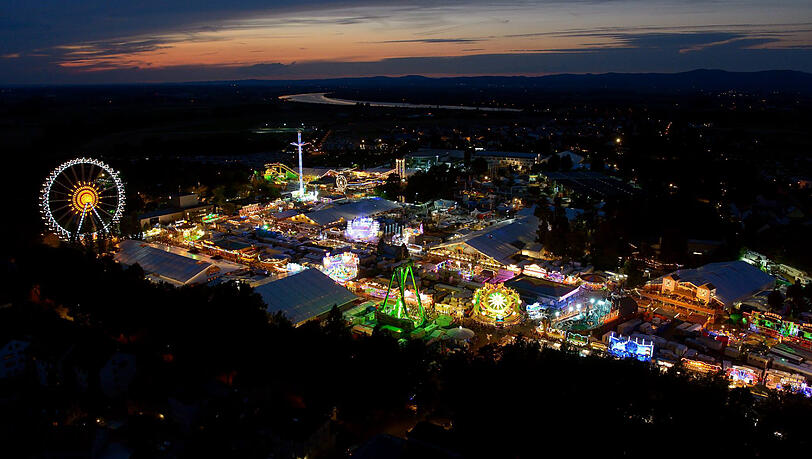 Das Volksfest an der Donau bei Nacht. Das Volksfest an der Donau bei Nacht.