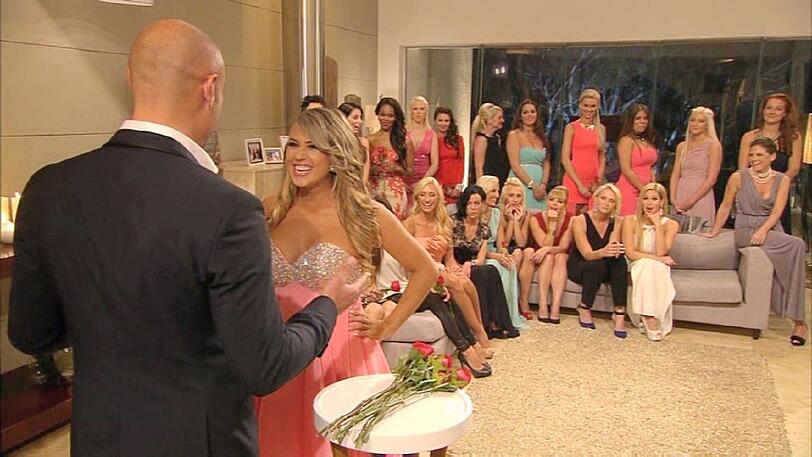 Jessica erhält von Bachelor Christian die ersehnte Rose.