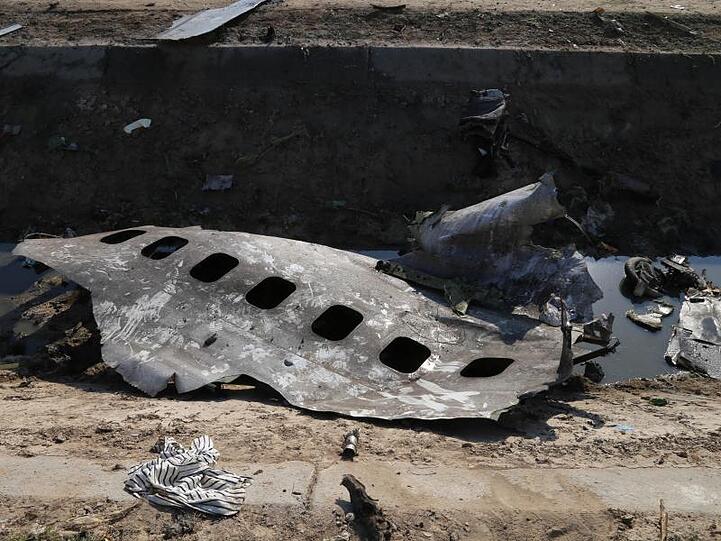 Trümmerteile der ukrainischen Passagiermaschine liegen am Absturzort. Das Flugzeug wurde von einer iranischen Flugabwehrrakete getroffen.