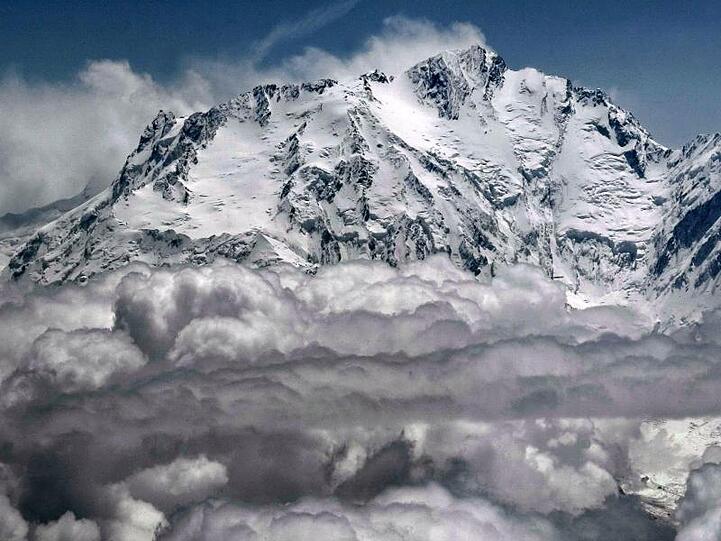 Die schneebedeckte Westseite des Nanga Parbat im Himalaya. Im Norden von Pakistan liegen fünf der weltweit 14 Achttausender.