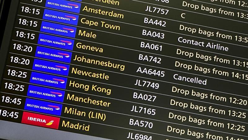 Auf einer Abflugsanzeige ist zu lesen, dass der Flug nach Johannesburg in Südafrika annulliert wurde.