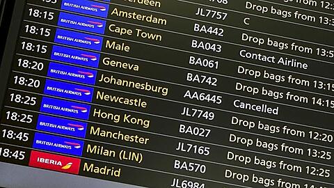 Auf einer Abflugsanzeige ist zu lesen, dass der Flug nach Johannesburg in Südafrika annulliert wurde.