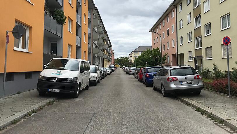 Die Autos parken hier in Laim gewohnheitsmäßig sogar beide Gehsteige links und rechts entlang der Straße zu. Die Autos parken hier in Laim gewohnheitsmäßig sogar beide Gehsteige links und rechts entlang der Straße zu.