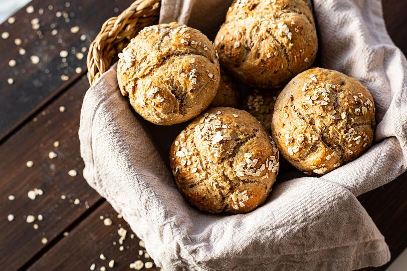 Brötchen mit Haferflocken sind sehr bekömmlich und zudem recht flott zubereitet. Für etwa zehn Brötchen wird Mehl (500 Gramm) in eine Schüssel gesiebt. In einer Kuhle im Mehl einen halben Würfel frische Hefe zerbröckeln und mit einem halben Teelöffel Zucker mischen. Mit etwas lauwarmer Pflanzenmilch daraus ein Vorteig ansetzen, der etwa eine Stunde lang ruhen sollte. Der Vorteig sollte sein Volumen verdoppelt haben, bevor die weiteren Zutaten hinzugefügt werden. Brötchen mit Haferflocken sind sehr bekömmlich und zudem recht flott zubereitet. Für etwa zehn Brötchen wird Mehl (500 Gramm) in eine Schüssel gesiebt. In einer Kuhle im Mehl einen halben Würfel frische Hefe zerbröckeln und mit einem halben Teelöffel Zucker mischen. Mit etwas lauwarmer Pflanzenmilch daraus ein Vorteig ansetzen, der etwa eine Stunde lang ruhen sollte. Der Vorteig sollte sein Volumen verdoppelt haben, bevor die weiteren Zutaten hinzugefügt werden.