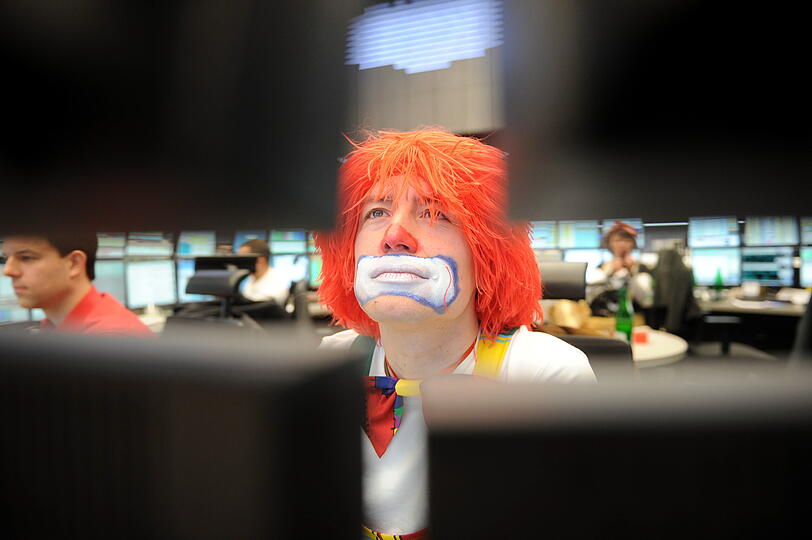 Der verrückte Börsenfasching: An der Börse in Frankfurt am Main haben sich Wertpapierändlerinnen a la Dschungeklcamp verkleidet.