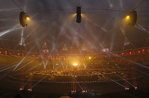 Die Feuerwerke funkelten, die Show faszinierte und ganz London war in Aufruhr: Am Freitagabend wurden die Olympischen Spiele 2012 mit viel Bombast eröffnet.