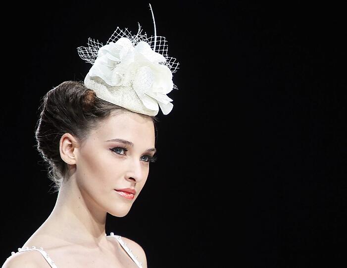 In Moskau findet vom 24. - 28. Oktober die Volvo Fashion Week statt. Schöne Frauen, schrille Outfits und jede Menge Glamour. Die Bilder von der Fahsion Week.