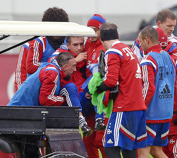 Der FCB-Schock in Bildern - hier wird der verletzte Philipp Lahm beim Training abtransportiert!