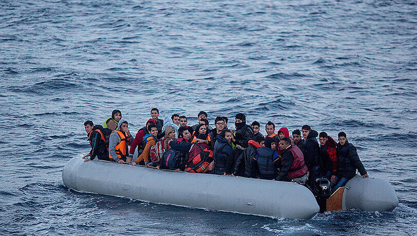Tagelang wurde über das mögliche Kentern eines Flüchtlingsbootes im Mittelmeer gerätselt. (Symbolbild) Tagelang wurde über das mögliche Kentern eines Flüchtlingsbootes im Mittelmeer gerätselt. (Symbolbild)