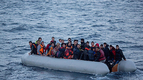 Tagelang wurde über das mögliche Kentern eines Flüchtlingsbootes im Mittelmeer gerätselt. (Symbolbild)
