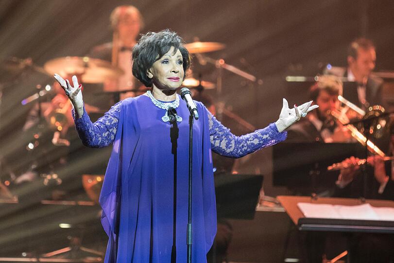 Überraschungsgast: Shirley Bassey singt ihren Song "Diamonds are Forever"