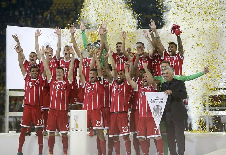 Kleiner Titel, große Freude: Die Bayern bei der Supercup-Siegerehrung.