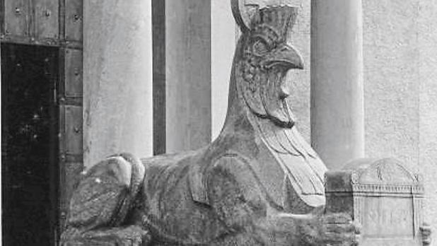 Eine der verschwundenen Sphinxe am Nordfriedhof.
