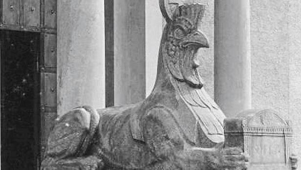 Eine der verschwundenen Sphinxe am Nordfriedhof. Eine der verschwundenen Sphinxe am Nordfriedhof.