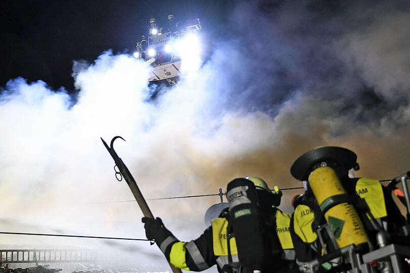 Ein Wohnhaus in Otterfing (Landkreis Miesbach) ist in der Nacht zu Mittwoch bei einem Brand komplett zerstört worden.