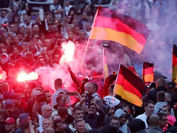 Demonstranten der rechten Szene nach dem tödlichen Angriff in Chemnitz im August 2018. Die Polizei schätzte das Ausmaß der Proteste damals falsch ein, und musste zusehen, wie der Haftbefehl für den mutmaßlichen Täter im Netz verbreitet wurde.