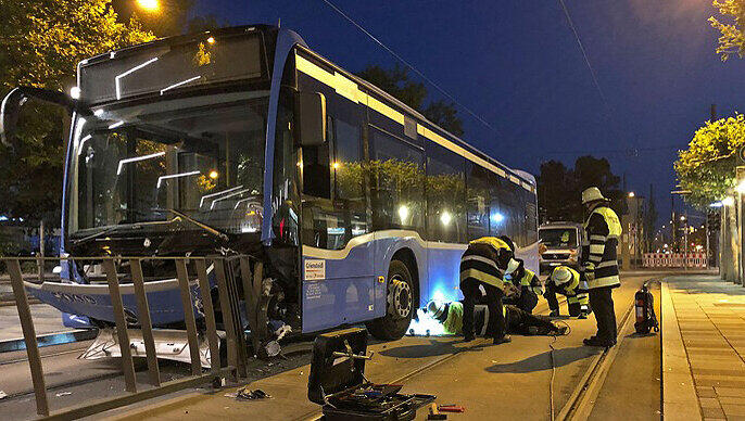 Die Feuerwehr entfernt das Gitter aus der Fahrerkabine.