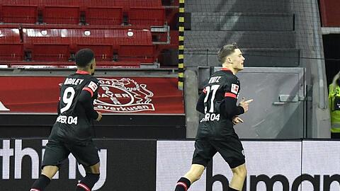 Florian Wirtz (r) schoss Leverkusen zum Heimsieg gegen den BVB.