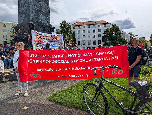Demonstranten halten ein Transparent hoch: Sie fordern einen Systemwechsel in der Klimapolitik.