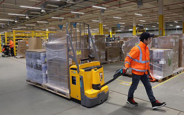 In der Warenannahme von Amazon sind Mitarbeiter mit elektrischen Hubwagen unterwegs. Wer in Elternzeit geht, erhält von Amazon eine Einmalzahlung. In der Warenannahme von Amazon sind Mitarbeiter mit elektrischen Hubwagen unterwegs. Wer in Elternzeit geht, erhält von Amazon eine Einmalzahlung.