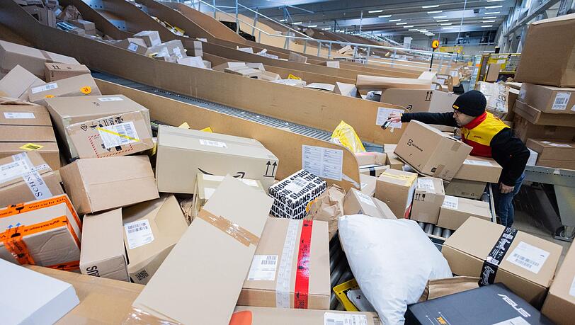 Laut EU-Kommission kamen 2024 täglich rund zwölf Millionen Pakete in der EU an - deutlich mehr als in den beiden Vorjahren. (Symbolbild) Laut EU-Kommission kamen 2024 täglich rund zwölf Millionen Pakete in der EU an - deutlich mehr als in den beiden Vorjahren. (Symbolbild)