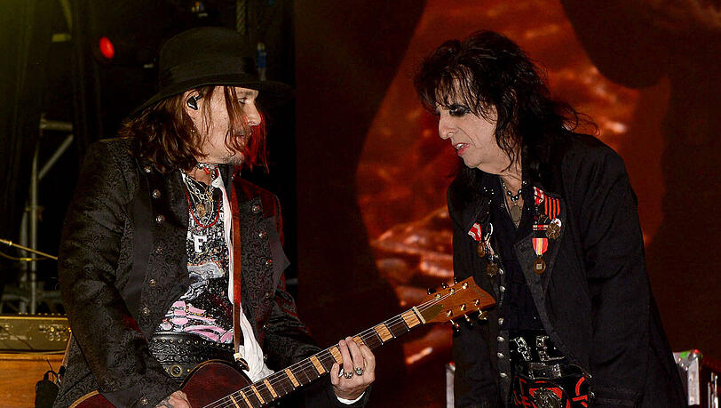 Die Hollywood Vampires gaben am Dienstag in Nürnberg ein Konzert. Am Montag besuchten die Weltstars Johnny Depp und Alice Cooper ein italienisches Reataurant in der Franken-Metropole. (Archivbild) Die Hollywood Vampires gaben am Dienstag in Nürnberg ein Konzert. Am Montag besuchten die Weltstars Johnny Depp und Alice Cooper ein italienisches Reataurant in der Franken-Metropole. (Archivbild)