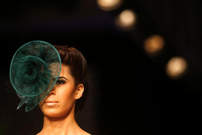 Fashion Week in der indischen Hafenmetropole Mumbai: Manche Kreationen sehen aus, als kämen sie von einem anderen Planeten. Der Stil bewegt sich in gewagter Weise zwischen Lady Gaga, Star Wars und Minnie Maus.