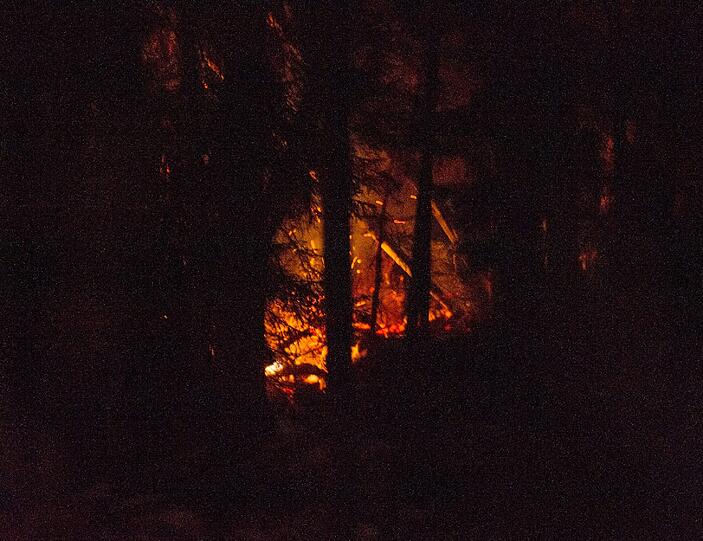 Die Flammen loderten gestern in einem Waldstück, nachdem der Hubschrauber beim Aufprall Feuer gefangen hatte.