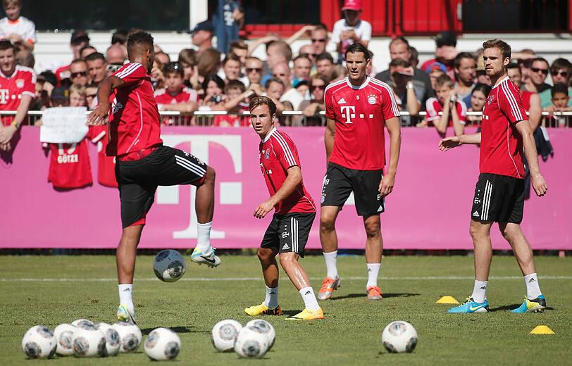 Sehen Sie hier weitere Bilder vom ersten Mannschaftstraining mit Mario Götze.