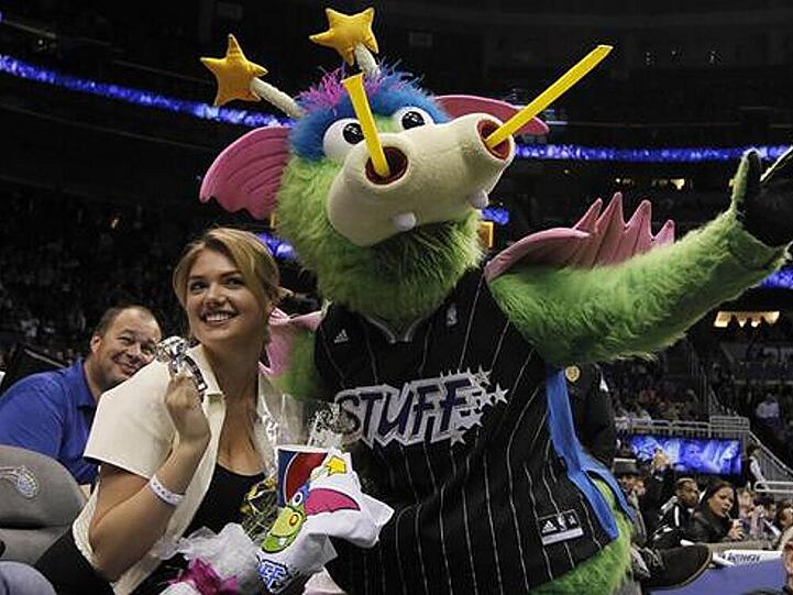 Kate Upton und das Maskottchen Stuff