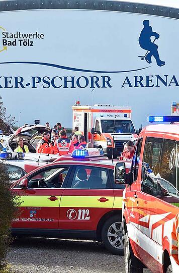 Die Bilder vom Feuerwehr-Großeinsatz in Bad Tölz an der Hacker-Pschorr-Arena.