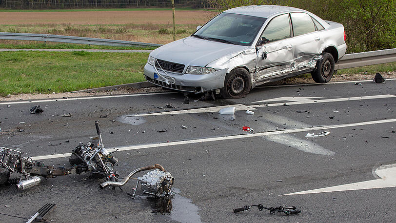 Ein Trümmerfeld auf der Staatsstraße 2245 in Zirndorf: Der Rollerfahrer starb noch vor Ort, der 30-Jährige stieß mit einem Streifenwagen zusammen, der gerade auf Einsatzfahrt war. Die Bilder.