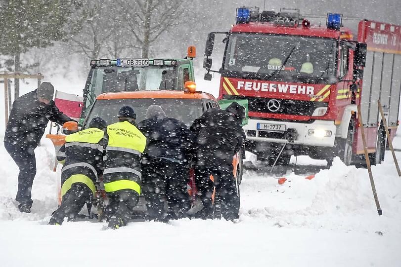 Ein Räumfahrzeug ist am Samstag am Riemer See steckengeblieben. Die Feuerwehr musste helfen.